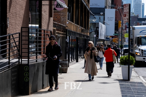 [해외리포트] 90년대 스타일로 돌아간 뉴욕··· 드라마 '러브스토리'가 미친 파장  241-Image